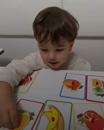 Дете с аутизъм с липса на очен контакт