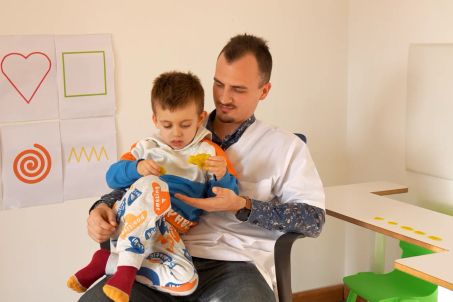 Дете работи с терапевт по време на сесия в Сенс Център.