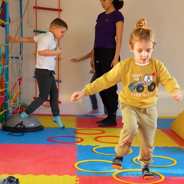 Дете по време на психомоторна терапия в Sense Center.