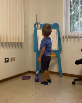 Затруднено изразяване в писмена форма на дете с дисграфия.