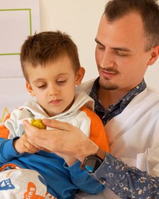 Дете по време на игрова психотерапия за деца.