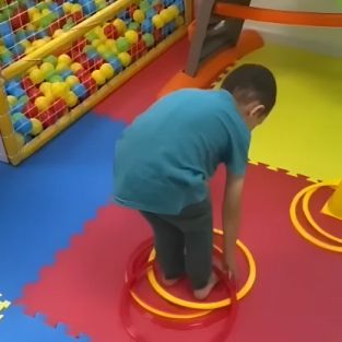 Увереността и самочувствието му се повишават значително с игрова терапия.