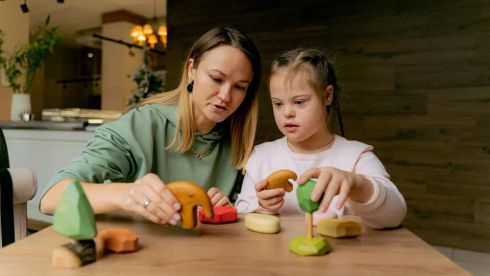 Имитиране на движения и звуци при дете със синдром на Даун.