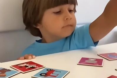 Дете по време на когнитивна работа с карти.
