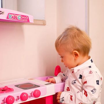 Дете със селективен мутизъм среща комуникационни бариери и не успява да изрази нуждите си.