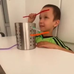 Концентрира върху поставени задачи.