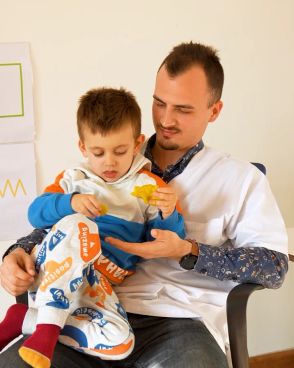 Дете със селективен мутизъм говорещо свободно вкъщи, остава мълчаливо и притеснено с терапевта си.