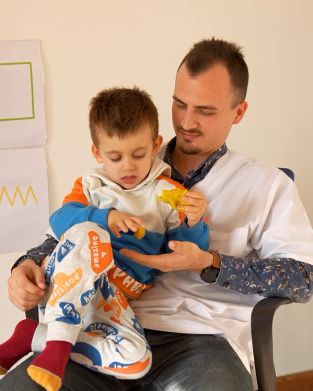 Дете следва персонализиран план за работа, съставен от опитен ерготерапевт според нуждите му с ясни цели и проследяване на напредъка.