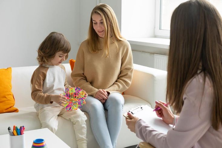 Психолог консултира родител и дете в Sense Center.