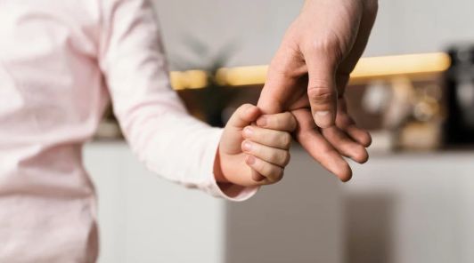 Родител показва емоционална подкрепа на дете с дислексия.