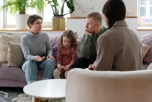 Родител споделя трудности от ежедневието, а психологът изслушва и насочва разговора.