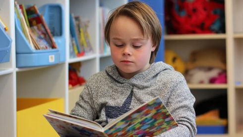 Четене на книжки с картинки  при дете със синдром на Даун.