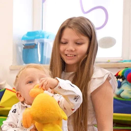 Щастливи деца след психомоторна терапия в Sense Center.